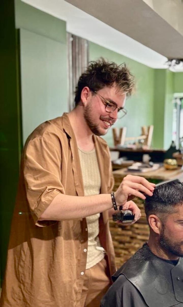 Kevin, coiffeur et coloriste, réalisant une coupe homme au salon
