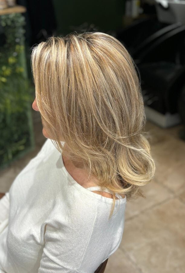 Blond lumineux aux reflets dorés, brushing souple sur cheveux mi-longs