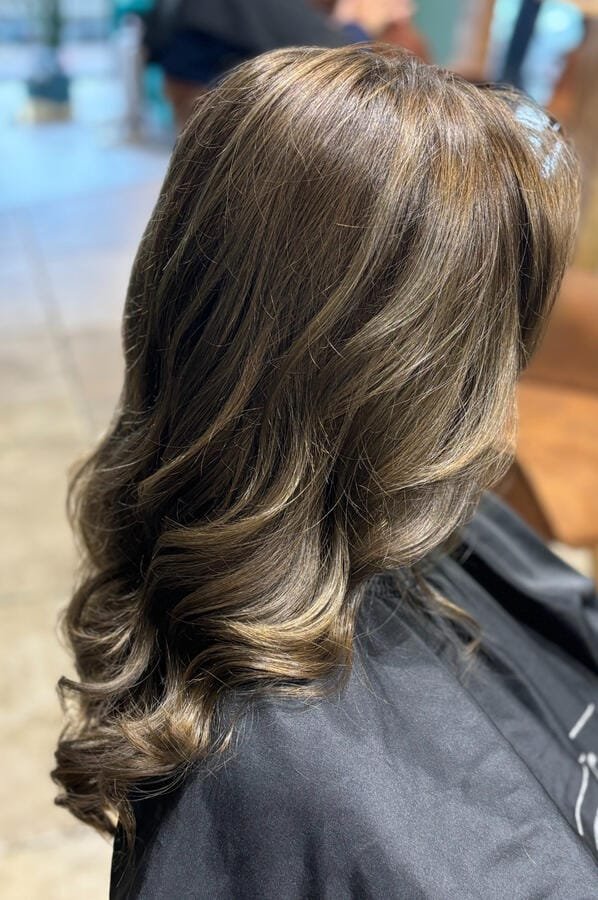 Brun froid nuancé et brushing souple sur cheveux longs