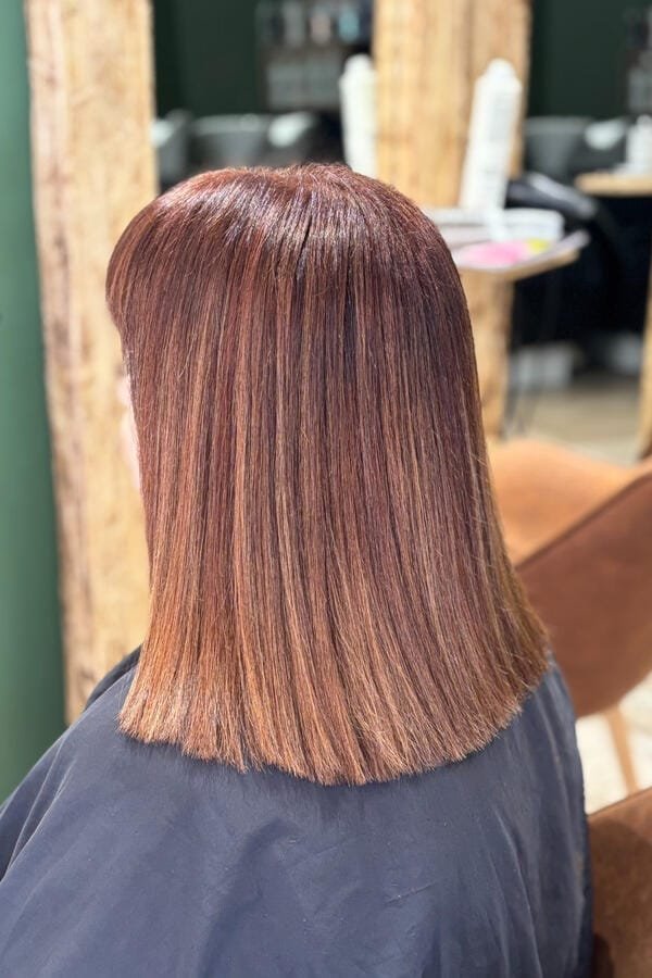 Carré droit lisse, couleur chocolat cuivré
