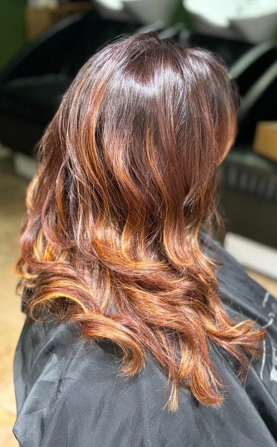 Coloration cuivrée aux reflets chauds sur cheveux mi-longs