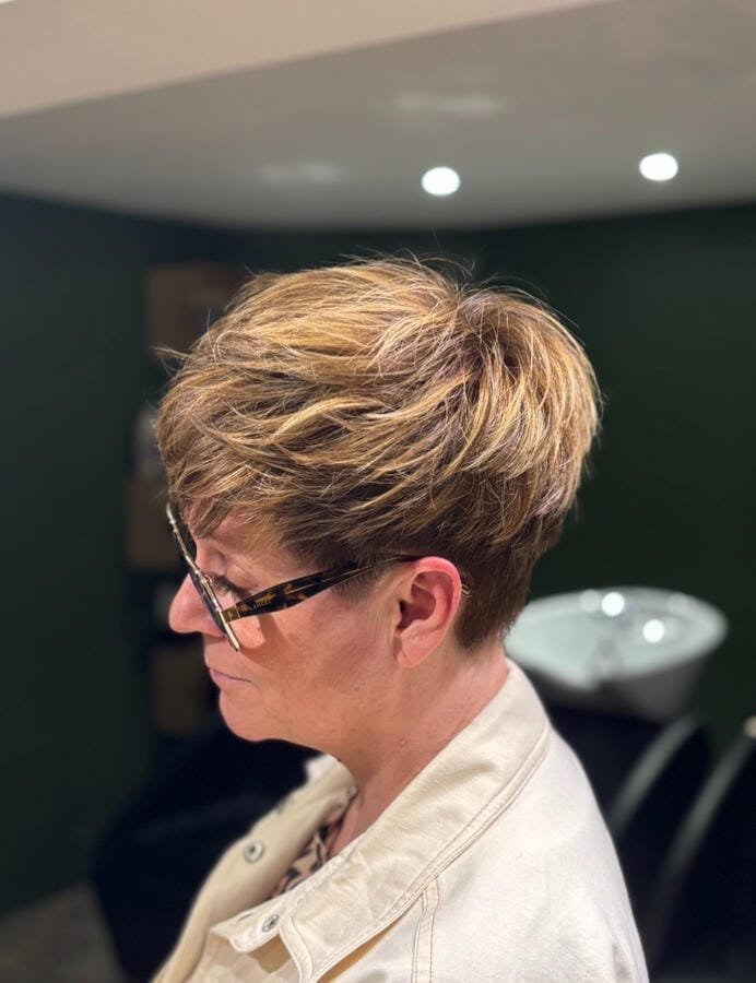 Coupe courte avec volume sur le dessus et fondu à l’arrière