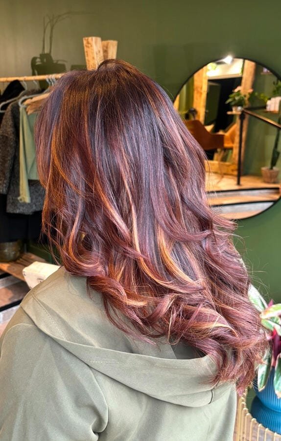 Cuivré profond, larges boucles sur cheveux longs