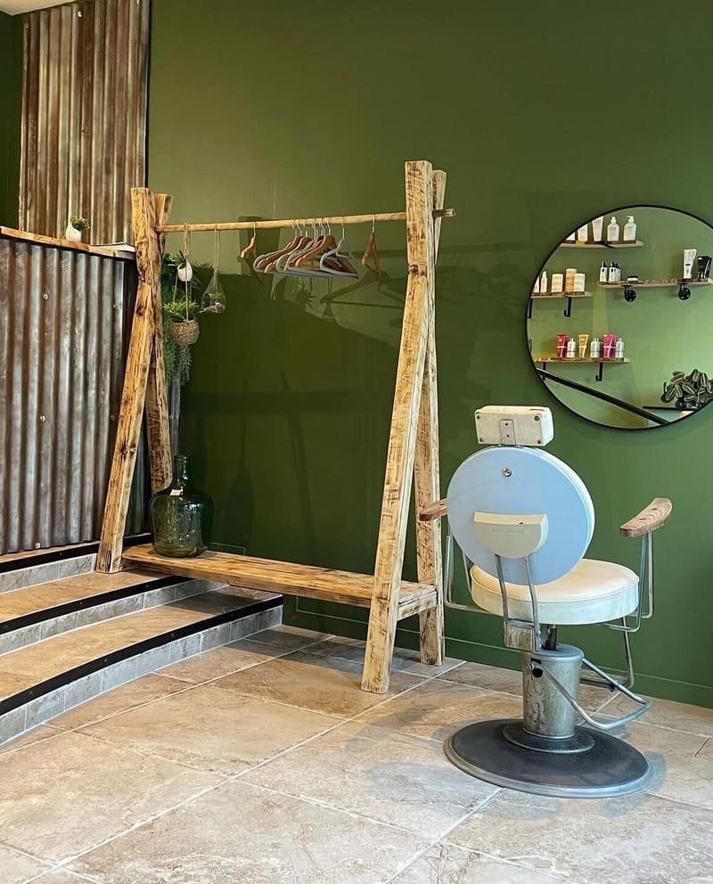 Fauteuil de coiffure rétro, portant en bois et miroir rond